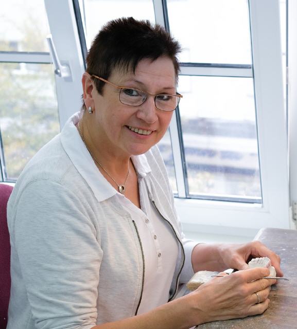 Margrit Müller, Zahntechnikerin i. R., Aufgabenbereiche: Herstellung sämtlicher kieferorthopädischer Geräte